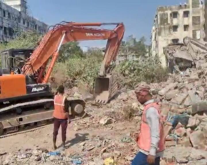 असाच प्रकार नालासोपारा पूर्व अग्रवाल शहरात पाहायला मिळाला. नालासोपाऱ्यातील अवैध अग्रवाल शहरावर बुलडोझरचा चालवत तोडक कारवाई करण्यात आली.