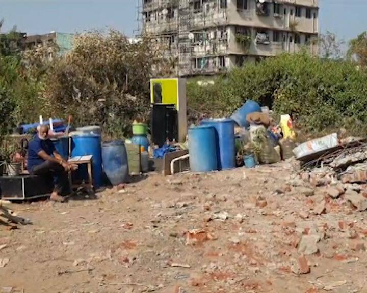 लोक रडत-रडत घराबाहेर पडले आणि सामान गोळा करत डोळ्यांसमोर त्यांची घरे जमीनदोस्त झालेली पाहत होते.