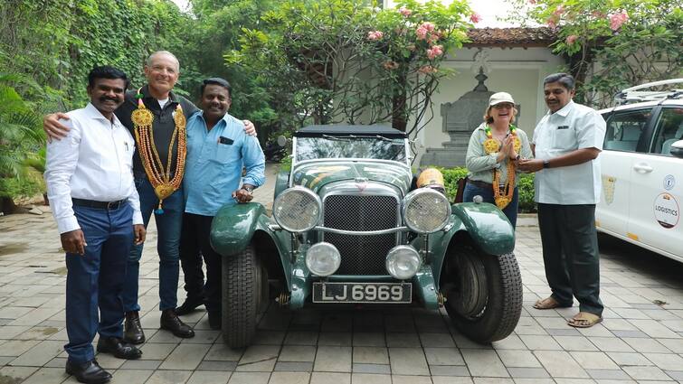Jaguar, Mercedes, Austin Healey cars Welcome to foreign travelers in Thanjavur ஜாகுவார், மெர்சிடிஸ், ஆஸ்டின் ஹியலி கார்களில் உலா: தஞ்சையில் வெளிநாட்டு பயணிகளுக்கு வரவேற்பு