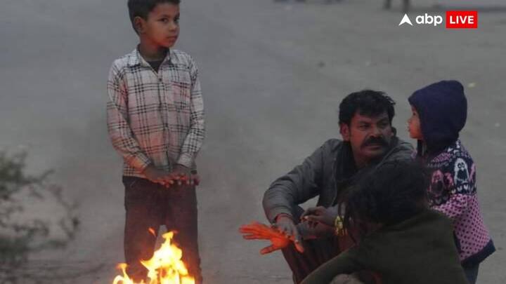 देशभर में मौसम का मिजाज बदल रहा है. उत्तर भारत में कड़ाके की ठंड और घने कोहरे का प्रकोप है जबकि दक्षिण भारत के कई हिस्सों में बारिश और चक्रवात 'फेंगल' का असर दिख रहा है.