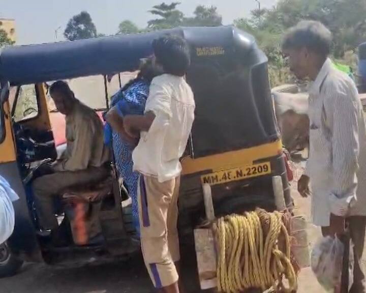 पालिकेच्या तोडक कारवाईदरम्यान, काही लोकांना त्यांचे घर सोडण्यास तयार नव्हते, यावेळी पोलिस दल आणि सुरक्षा रक्षकांनी स्थानिकांना घराबाहेर आणलं.