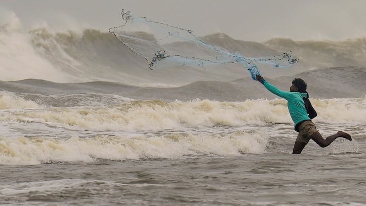 আবহাওয়া দফতর আগেই জানিয়েছিল, শীতের পথে কাঁটা হতে পারে ঘূর্ণিঝড় ফেনজল। তবে বাংলায় সরাসরি প্রভাব না পড়লেও, নভেম্বরের শেষ কটা দিন তাপমাত্রা বাড়তে পারে।