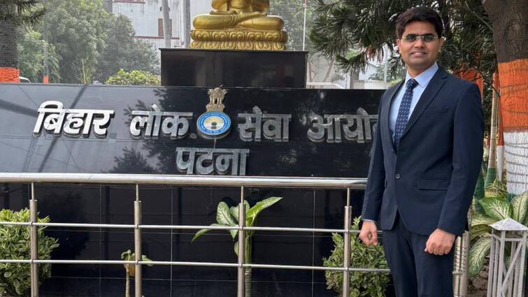 Bihar Judicial Service: सिवान में क्लर्क का बेटा बना जज, पहले ही प्रयास में BPSC परीक्षा में लाया 17th रैंक Bihar Manish Kumar of Siwan became civil judge by securing 17th rank in BPSC Bihar Judicial Service Result ann Bihar Judicial Service: सिवान में क्लर्क का बेटा बना जज, पहले ही प्रयास में BPSC परीक्षा में लाया 17th रैंक