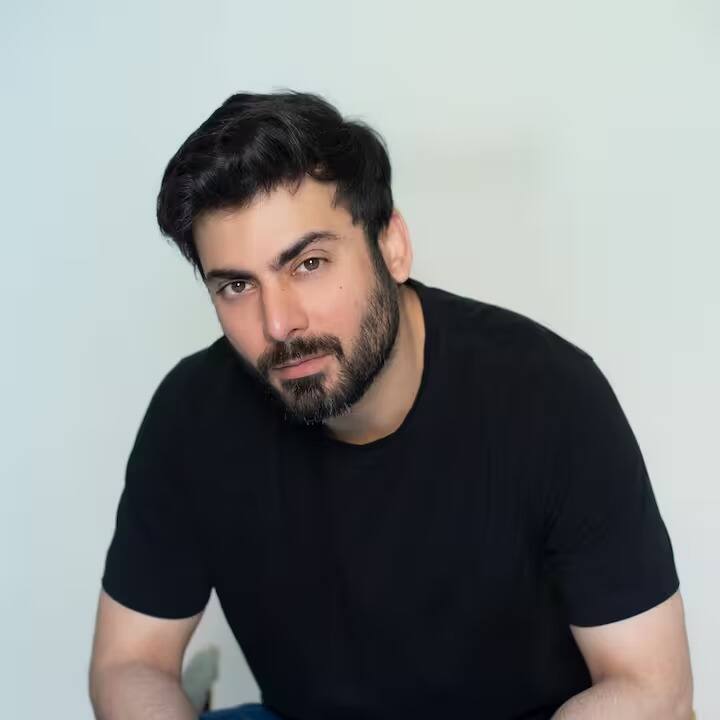 मॉडलिंगमध्ये जम बसल्यानंतर फवादनं पाकिस्तानी टेलिव्हिजन शोमध्ये पाऊल ठेवलं. फक्त आणि फक्त वयाच्या 19 व्या वर्षी फवादनं टेलिव्हिजन शो 'जट एंड बॉन्ड'मध्ये एका स्पॉट बॉयची भूमिका साकारलेली.