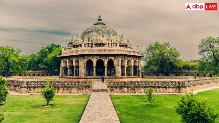 लगभग 90 एकड़ के विशाल क्षेत्र में फैला, लोदी गार्डन या लोधी गार्डन नई दिल्ली शहर में एक पार्क है. 15वीं और 16वीं शताब्दी में दिल्ली पर शासन करने वाले लोदी वंश के राजाओं की विरासत, इस उद्यान में मोहम्मद शाह का मकबरा, सिकंदर लोदी का मकबरा, शीशा गुंबद और बड़ा गुंबद, और उनके समय की स्थापत्य कलाएं हैं.भारतीय पुरातत्व सर्वेक्षण की देखरेख में, इस जगह की खूबसूरती ऐसी है कि दूर-दूर से लोग यहां आते हैं. यह उद्यान सुबह की सैर करने वालों के लिए एक अच्छी जगह है. साथ ही पिकनिक की योजना बनाने के लिए भी एक बढ़िया जगह है. और जब आप इस जगह के ऐतिहासिक महत्व को जोड़ते हैं, तो आपको जोड़ों के लिए दिल्ली में सबसे अच्छे पर्यटन स्थलों में से एक मिलता है.