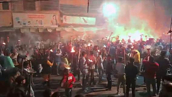 MP Breaking News : खंडवा में जुलूस के दौरान हादसा, आग में 30 से ज्यादा लोग झुलसे