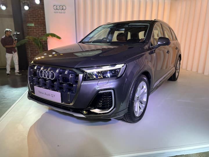 Audi Q7 facelift: সাধারণত এই ধরনের গাড়ির দাম 1 কোটি টাকা বা তার বেশি হয়। সেখানেই অডি প্রাইসিং গেমটি খেলেছে। যা নিয়ে আশাবাদী কোম্পানি। গাড়ির ছবি নজর কাড়বে আপনার।