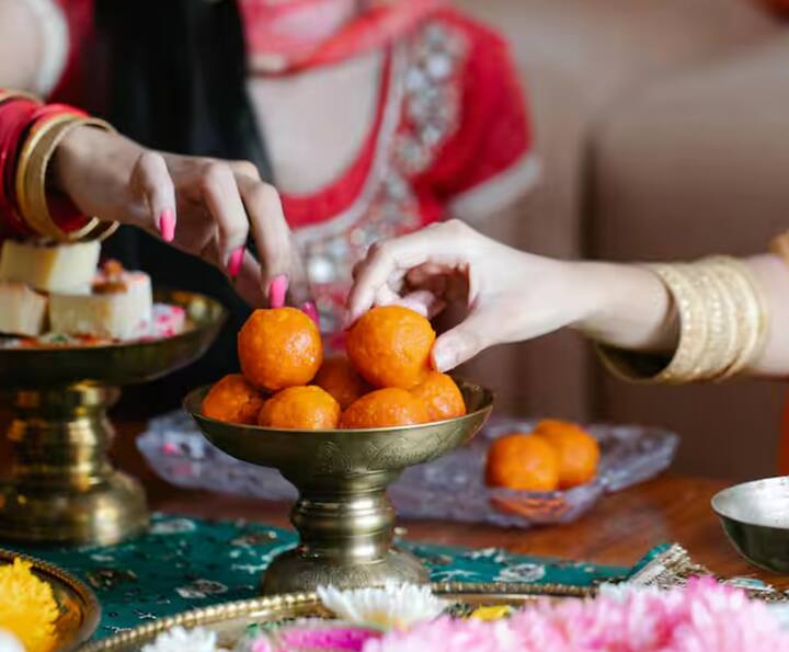 ਗੁਲਾਬ ਜਾਮੁਨ ਭਾਰਤੀ ਸੰਸਕ੍ਰਿਤੀ ਵਿੱਚ ਇੱਕ ਵਿਸ਼ੇਸ਼ ਸਥਾਨ ਰੱਖਦਾ ਹੈ। ਇਹ ਨਾ ਸਿਰਫ਼ ਭਾਰਤੀ ਮਿਠਾਈਆਂ ਦਾ ਇੱਕ ਹਿੱਸਾ ਹੈ, ਪਰ ਇਹ ਖਾਸ ਤੌਰ 'ਤੇ ਭਾਰਤੀ ਤਿਉਹਾਰਾਂ, ਵਿਆਹਾਂ ਅਤੇ ਹੋਰ ਵਿਸ਼ੇਸ਼ ਮੌਕਿਆਂ ਦੌਰਾਨ ਬਣਾਇਆ ਜਾਂਦਾ ਹੈ। ਇਹ ਮਿਠਾਈ ਹਰ ਉਮਰ ਦੇ ਲੋਕਾਂ ਦੁਆਰਾ ਪਸੰਦ ਕੀਤੀ ਜਾਂਦੀ ਹੈ ਅਤੇ ਮਿੱਠੇ ਦੇ ਸ਼ੌਕੀਨਾਂ ਦੀ ਸਭ ਤੋਂ ਪਸੰਦੀਦਾ ਮਿਠਾਈ ਹੈ।