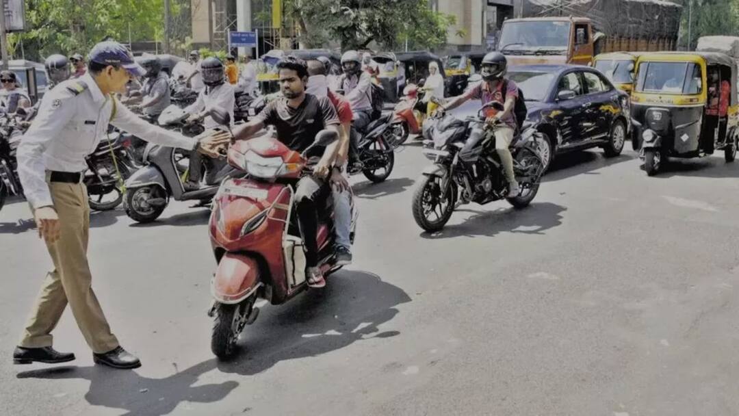 Temporarily relief from helmet compulsion for Pune residents Helmets compulsory only for highways police commissioner Amitesh Kumar explains Pune News: पुणेकरांना हेल्मेटसक्तीपासून तूर्तास दिलासा; हेल्मेटसक्ती फक्त हायवेसाठी, पोलीस आयुक्त अमितेशकुमार यांचं स्पष्टीकरण