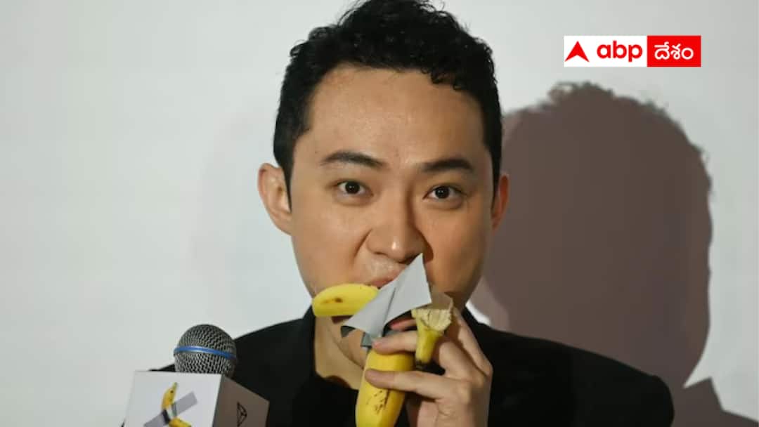 Watch Man who bought duct taped banana for Rs 52 crore eats it Taped Banana: వీడెవడండీ బాబూ - ఒక్క అరటి పండును రూ.52 కోట్లకు కొని తినేశాడు!