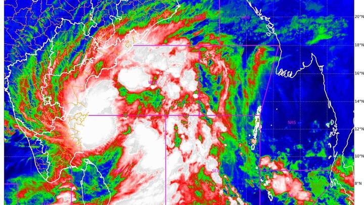கால்நடைகள்‌/ செல்லப் பிராணிகளை பாதுகாப்பான இடங்களில்‌ தங்க வைக்கவும்‌.  புயல்‌ அல்லது வெள்ள எச்சரிக்கை தெரிவிக்கப்பட்ட உடனே உயரமான இடத்திற்கோ அல்லது அரசு முகாமிற்கோ செல்லவும்‌.  குறைந்தபட்சம்‌ ஒரு வார உணவு மற்றும்‌ தண்ணீரைச் சேமிக்கவும்‌.