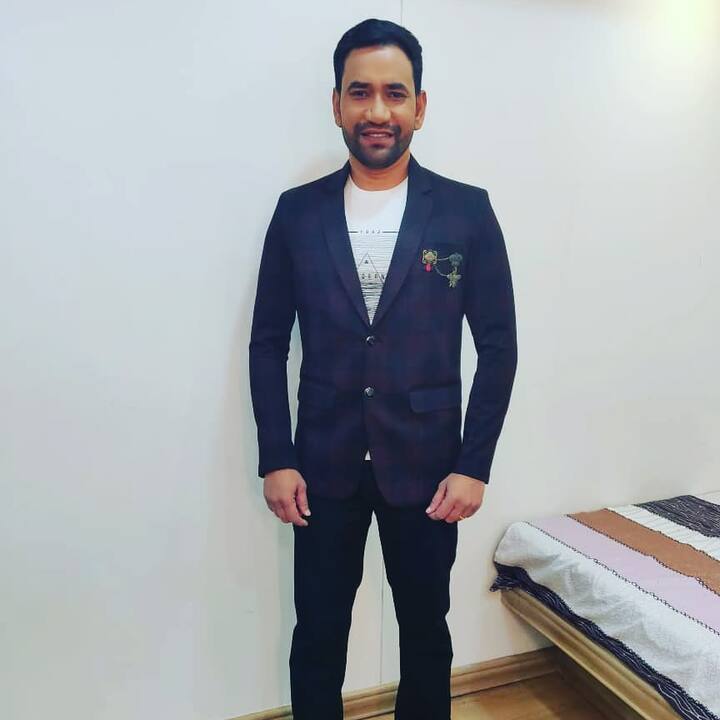 भोजपुरी सिनेमा में कैसे शुरू हुआ अश्लील गानों का चलन? निरहुआ ने खोली पोल 5 एक्टर ने इसके अलावा ये भी कहा कि, यहां गाने हैं ‘सुबह से लेकर शाम तक, रात से लेकर सुबह तक’ तो ये क्या है. इनमें क्या दिखाया जा रहा है.