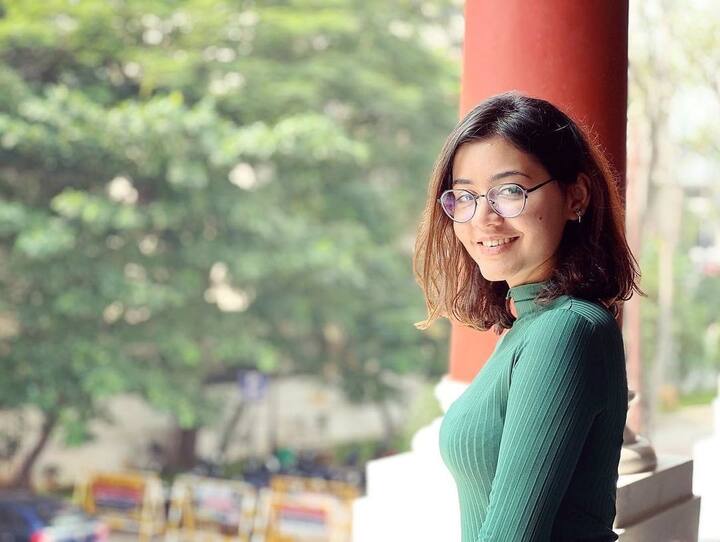 आंशिका वर्मा यांनी इलेक्ट्रॉनिक्स अँड कम्युनिकेशन्समध्ये बीटेक पदवी मिळवलेली आहे.