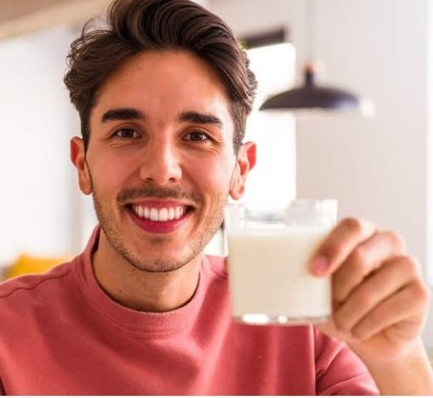 Milk is a good source of potassium and magnesium, which helps control blood pressure. Milk also increases the amount of electrolytes in the body, which protects us from the risk of heart diseases. Therefore you should drink milk daily.