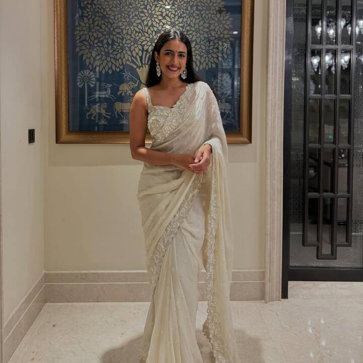 దీపావళికి సైతం నిహారిక చీర కట్టుకున్నారు. ఇదిగో వైట్ శారీలో ఆవిడ సందడి చేశారు. నటిగా ఒకవైపు బిజీగా ఉంటుందని నిహారిక మరోవైపు నిర్మాతగా బిజీ కావడానికి ట్రై చేస్తున్నారు. (Image Courtesy: niharikakonidela / Instagram)