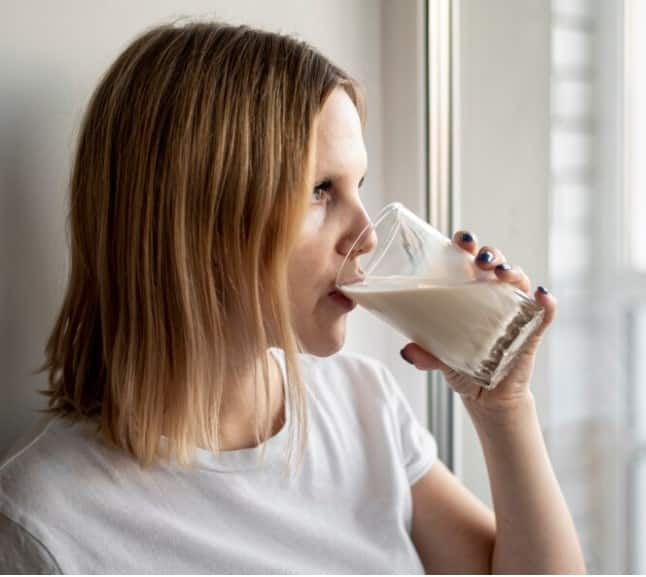 According to Ayurveda, the time for drinking milk is different for everyone. Adults should drink 1 glass of milk before sleeping at night. It is better for children to drink milk in the morning. Elderly people or people suffering from stomach related diseases should not drink milk on an empty stomach.