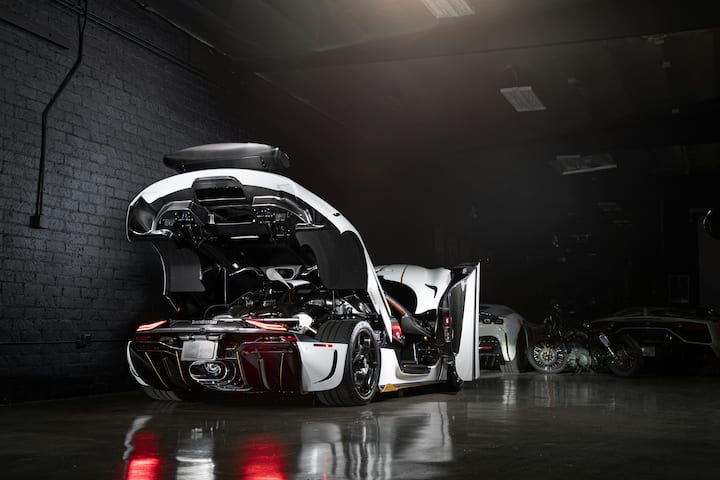 फिलहाल दुनिया की सबसे महंगी कार रोल्स रॉयस ला रोज नॉयर ड्रॉप टेल को माना जाता है. इस कार की कीमत 251.24 करोड़ रुपये है. इसे खरीदना हर किसी के बस की बात नहीं है.