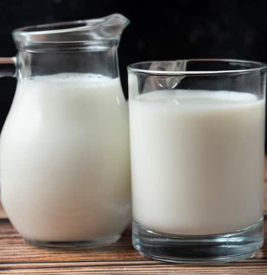 Milk contains probiotics called Lactobacillus, which keep the digestive system healthy. Drinking 1 glass of milk daily relieves stomach related problems. Apart from this, 1 glass of milk also increases the growth of good bacteria in the intestines.