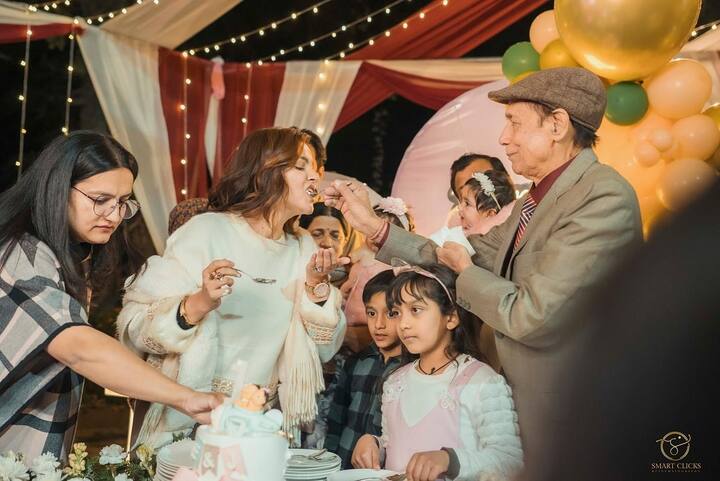 रुबीना इन तस्वीरों में अपनी पूरी फैमिली के साथ बेटियों का बर्थडे धूमधाम से मनाती हुई दिखाई दी. इसके लिए कपल ने एक ग्रैंड सेलिब्रेशन रखा था.