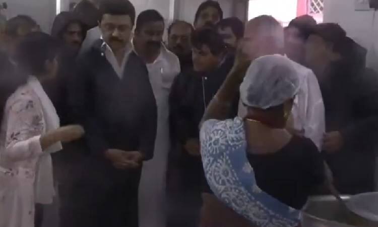 CM Stalin announcement Free Food For people reaction in Amma Canteen of Heavy Rain கனமழை எதிரொலி: அம்மா உணவகங்களில் இலவச உணவு: எப்போது? எவ்வளவு நாட்கள்? - முதலமைச்சரின் அறிவிப்பு