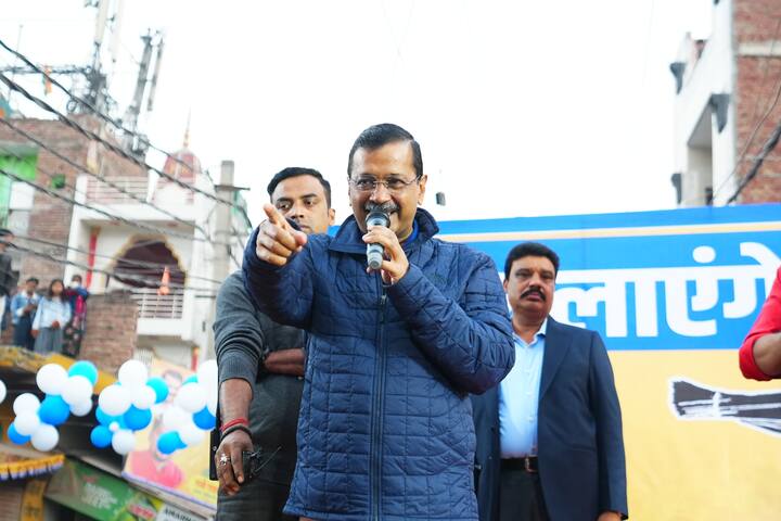 आम आदमी पार्टी के राष्ट्रीय संयोजक अरविंद केजरीवाल ने शुक्रवार (29 नवंबर) को बुराड़ी विधानसभा में पदयात्रा कर जनता से सीधा संवाद किया. इस दौरान अरविंद केजरीवाल ने कहा, दिल्ली की माताओं-बहनों को बहुत जल्द हजार-हजार रुपये मिलने शुरू हो जाएंगे.