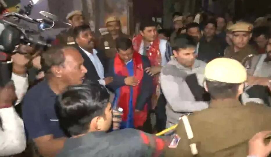 દિલ્હીમાં કેજરીવાલ પર અજાણ્યા શખ્સે લિક્વિડ ફેંક્યું, પદયાત્રા દરમિયાન બની ઘટના, VIDEO Throw a liquid on former Delhi CM and AAP National Convenor Arvind Kejriwal during his padyatra in Delhi દિલ્હીમાં કેજરીવાલ પર અજાણ્યા શખ્સે લિક્વિડ ફેંક્યું, પદયાત્રા દરમિયાન બની ઘટના, VIDEO