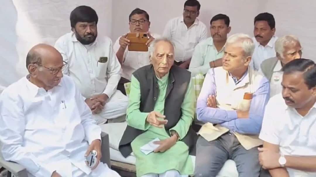 Sharad Pawar Meet Baba Aadhav and Support protest Said Misuse of power and deluge of money in elections Sharad Pawar: शरद पवारांचा बाबा आढावांच्या आंदोलनाला पाठिंबा, म्हणाले, 'निवडणुकांमध्ये सत्तेचा गैरवापर आणि पैशांचा महापूर...'