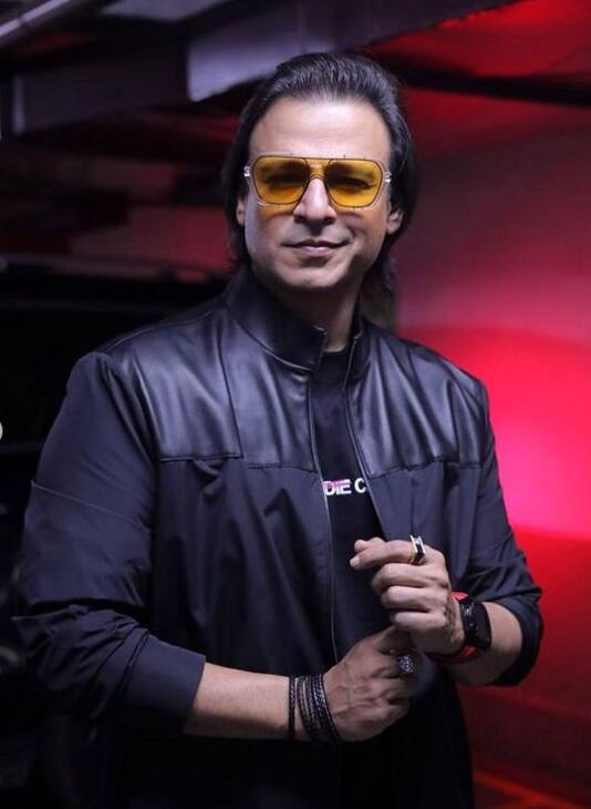 बता दें कि विवेक ने कई हिट फिल्में ओमकारा, कुर्बान, कृष 3 और ग्रैंड मस्ती दी हैं. वीं क्षेत्रीय सिनेमा में भी वे अपना करियर बनाने में कामयाब रहे. अब एक्टर ओटीटी पर भी छाए हुए हैं. उन्होंने सीरीज इनसाइड एज, धारावी बैंक और इंडियन पुलिस फोर्स में भी अपनी परफॉर्मेंस से काफी तारीफ बटोरी है.