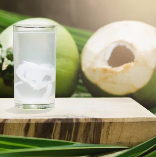 Although thirst may be less in winter, it is important to keep the body hydrated. Coconut water is rich in natural electrolytes that protect the body from dehydration.