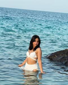 Reem Shaikh Pics: ટીવીની આ સંસ્કારી વહુએ વ્હાઈટ બિકીની પહેરી દરિયામાં લગાવી આગ, બોલ્ડ ફોટા જોઈને ફેન્સ ચોંકી ગયા