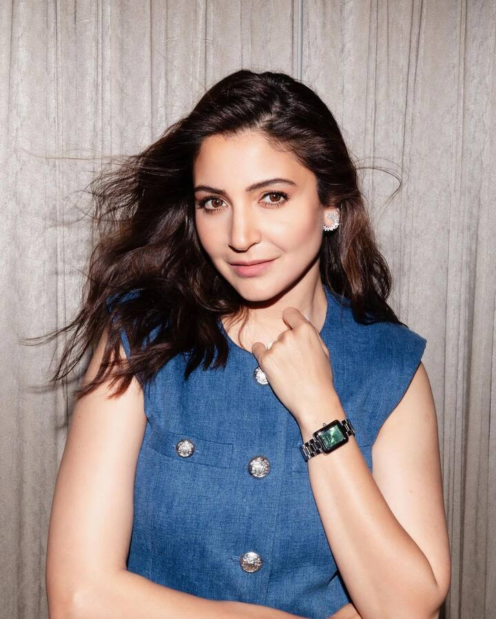 अनुष्का शर्मा ने अपने अभी तक के एक्टिंग करियर में कई सुपरहिट फिल्मों में काम किया है. इतना ही नहीं अनुष्का का नाम उन एक्ट्रेसेस की लिस्ट में भी शुमार है. जो इंडस्ट्री के तीनों खान यानि शाहरुख , आमिर और सलमान खान संग काम कर चुकी है.