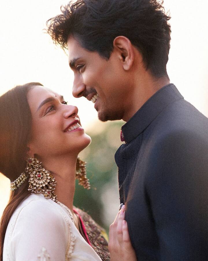 You be you ...and I will be me... Hold my hand my love...and the rest we will see - Adu-Siddhu ❤️ అని పోస్ట్ పెట్టారు