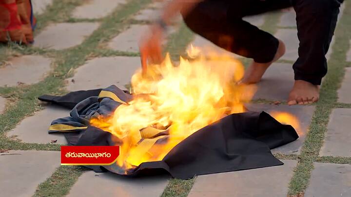 బంటిని చూసి ఆవేశంతో ఊగిపోయిన క్రిష్.. వాడిని ఉతికేసి.. ఆ దుస్తులకు నిప్పు పెట్టేశాడు. ఓ వైపు సత్య ఎంత వారిస్తున్నా క్రిష్ ఆవేశం తగ్గలేదు..