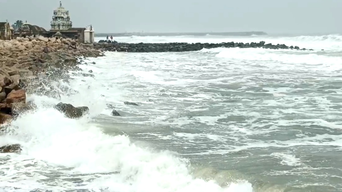 Fengal cyclone: புயலோடு புகைப்படம் - விபரீதம் அறியாத பொதுமக்கள்...! 