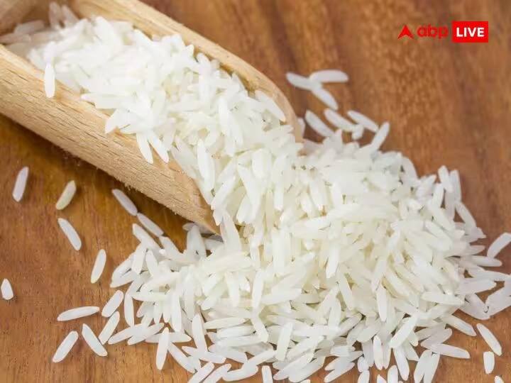 तांदूळ - आपल्या आहारात तांदळाचा वापर रोजच केला जातो. त्याचबरोबर धार्मिक कार्यात देखील तांदळाचा वापर करतात. त्यामुळे कधीच तुमच्या स्वयंपाकघरातील तांदू ळ कमी होऊ देऊ नका. यामुळे शुक्र ग्रह कमजोर होतात.