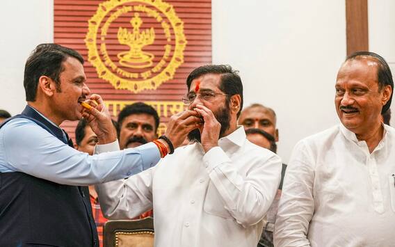 महाराष्ट्र में 5 दिसंबर को होगा शपथ ग्रहण! पीएम मोदी भी होंगे शामिल महाराष्ट्र में 5 दिसंबर को होगा शपथ ग्रहण! पीएम मोदी भी होंगे शामिल