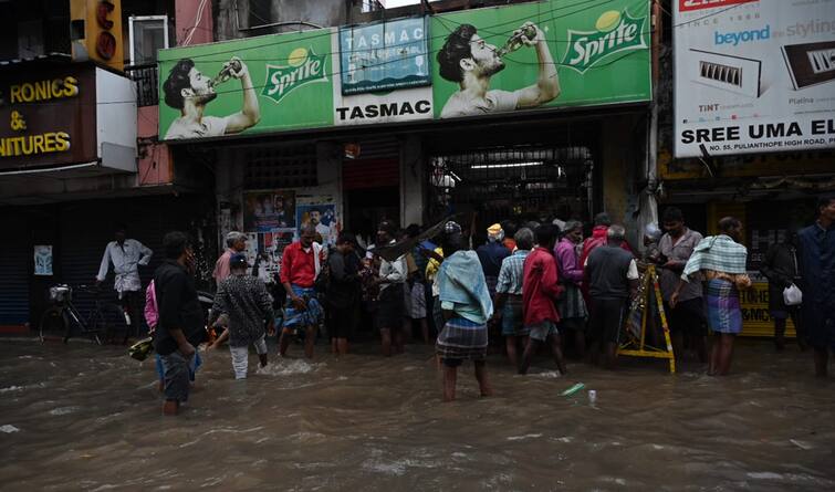 Fengal Cyclone Updates Cyclone Fengal Tamil Nadu Chennai Rain tasmac in Pulianthope Fengal Cyclone: அடாத மழையிலும் அடங்காத ‘’குடி’’மகன்கள்: சென்னை புளியந்தோப்பில் அட்டகாசம்!
