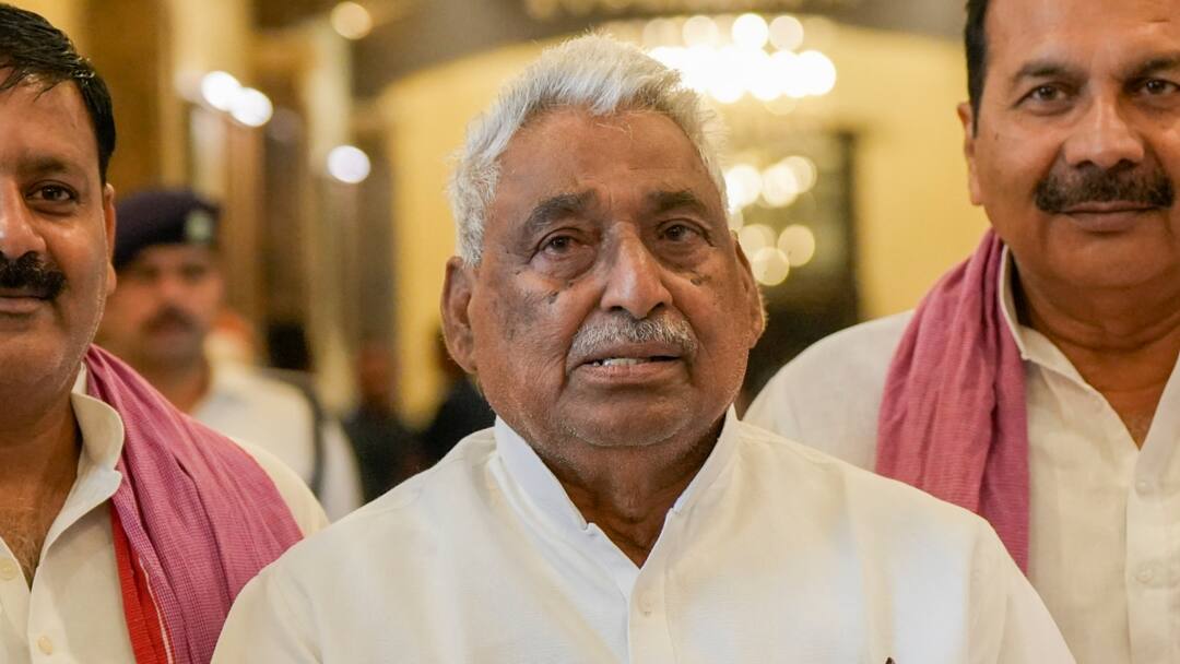 संभल नहीं जा पाएगा सपा का डेलिगेशन, माता प्रसाद पांडे को डीएम ने फोन कर आने से रोका Mata Prasad Pandey said DM stopped him from coming sambhal till 10th December संभल नहीं जा पाएगा सपा का डेलिगेशन, माता प्रसाद पांडे को डीएम ने फोन कर आने से रोका