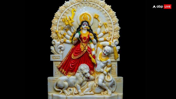 मां दुर्गा की महिषासुर मर्दिनी का रूप, संघार करती हुई चंडिका देवी का रूप, ऐसी प्रतिमा या तस्वीर कभी भी घर के मंदिर में नहीं रखनी चाहिए.
