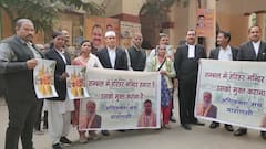 संभल हिंसा को लेकर वाराणसी कचहरी परिसर में उतरे वकील, विष्णु शंकर जैन का किया समर्थन