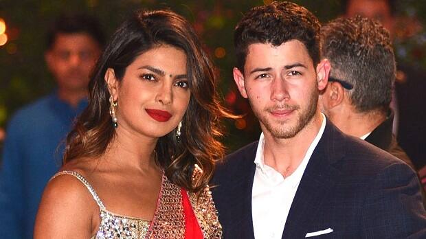 हिंदू प्रियंका आणि ख्रिश्चन निक यांची पहिली भेट 2017 च्या मेट गालामध्ये झाली आणि लवकरच त्यांचे नाते प्रेमात फुलले.