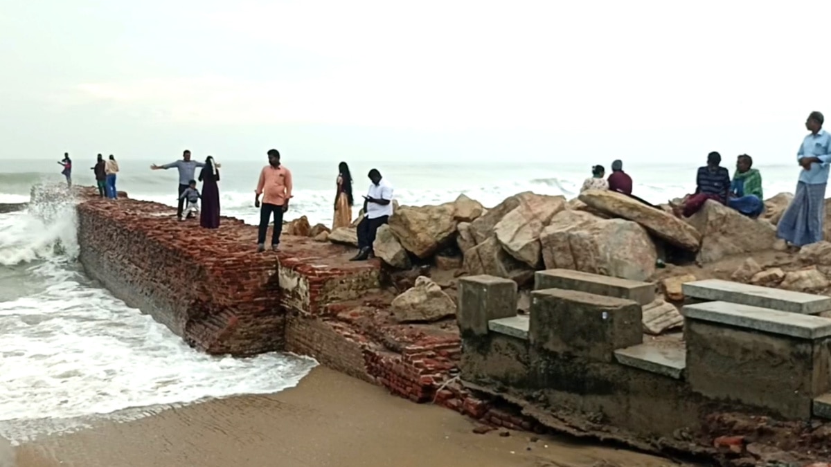 Fengal cyclone: புயலோடு புகைப்படம் - விபரீதம் அறியாத பொதுமக்கள்...! 