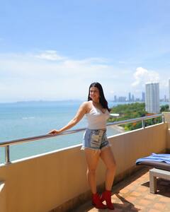 Mannara Chopra Photo: શોર્ટ્સમાં મન્નારા ચોપરાએ આપ્યો ગ્લેમરસ પોઝ, જુઓ તસવીરો