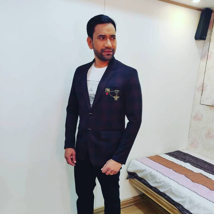 भोजपुरी सिनेमा में कैसे शुरू हुआ अश्लील गानों का चलन? निरहुआ ने खोली पोल 6 बता दें कि दिनेश लाल यादव ने अपना एक्टिंग करियर साल 2006 में आई फिल्म 'चलत मुसाफिर मोह लियो रे' से शुरू किया था. फिर उन्हें असली पहचान ‘निरहुआ रिक्शावाला’ से मिला.