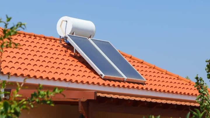 सोलर वाटर हीटर में एक कलेक्टर होता है. दूसरा स्टोरेज टैंक होता है. सोलर कलेक्टर में पैनल और ट्यूब लगी होती हैं. जो सोलर एनर्जी को हीट में कन्वर्ट करने का काम करती हैं. इसकी मदद से बड़ी आसानी से पानी गर्म हो जाता है.