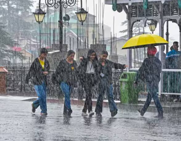 ਇਸ ਤੋਂ ਇਲਾਵਾ ਚੰਡੀਗੜ੍ਹ 'ਚ ਤਾਪਮਾਨ ਆਮ ਤੋਂ 1.2 ਡਿਗਰੀ ਵੱਧ ਦਰਜ ਕੀਤਾ ਗਿਆ ਹੈ। ਆਉਣ ਵਾਲੇ ਦਿਨਾਂ ਵਿਚ ਪਹਾੜਾਂ ਵਿਚ ਬਰਫਬਾਰੀ ਹੋ ਸਕਦੀ ਹੈ ਇਸ ਨਾਲ ਮੈਦਾਨੀ ਇਲਾਕਿਆਂ ਵਿਚ ਸ਼ੀਤ ਲਹਿਰ ਚੱਲ ਸਕਦੀ ਹੈ।