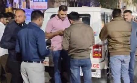 Rajkot Crime: રાજકોટમાં છરીના બે ઘા ઝીંકી યુવકની હત્યા, ઓફિસ નીચે ઊભા રહેવા મુદ્દે થઈ હતી માથાકૂટ Young man murdered in Rajkot for standing under office Rajkot Crime: રાજકોટમાં છરીના બે ઘા ઝીંકી યુવકની હત્યા, ઓફિસ નીચે ઊભા રહેવા મુદ્દે થઈ હતી માથાકૂટ