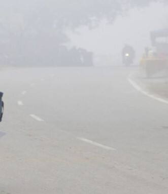 ਜੰਮੂ ਡਿਵੀਜ਼ਨ ਦੇ ਪਹਾੜੀ ਇਲਾਕਿਆਂ ਵਿੱਚ ਠੰਢ ਵਧਣ ਨਾਲ ਹੁਣ ਮੈਦਾਨੀ ਇਲਾਕਿਆਂ ਵਿੱਚ ਵੀ ਕੰਬਣੀ ਸ਼ੁਰੂ ਹੋ ਗਈ ਹੈ। ਜੰਮੂ ਦੇ ਮੈਦਾਨੀ ਇਲਾਕਿਆਂ 'ਚ ਸਵੇਰ ਅਤੇ ਸ਼ਾਮ ਨੂੰ ਠੰਡ ਵੱਧ ਰਹੀ ਹੈ। ਤਾਪਮਾਨ ਵਿੱਚ ਵੀ ਗਿਰਾਵਟ ਜਾਰੀ ਹੈ। ਮੌਸਮ ਵਿਭਾਗ ਮੁਤਾਬਕ 2 ਦਸੰਬਰ ਤੋਂ ਮੀਂਹ ਪੈਣ ਦੀ ਸੰਭਾਵਨਾ ਹੈ। ਮੈਦਾਨੀ ਇਲਾਕਿਆਂ 'ਚ ਠੰਡੀਆਂ ਹਵਾਵਾਂ ਕਾਰਨ ਉੱਚੇ ਪਹਾੜੀ ਖੇਤਰਾਂ 'ਤੇ ਬਰਫਬਾਰੀ ਦਾ ਅਸਰ ਦੇਖਣ ਨੂੰ ਮਿਲ ਰਿਹਾ ਹੈ।