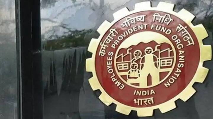 इसमें जमा होने वाली रकम पर आपको अच्छा खासा ब्याज भी मिलता है. तो वहीं जरूरत पड़ने पर आप अपने पीएफ खाते से रकम निकाल भी सकते हैं. जैसे आप नौकरी छोड़ते हैं. वैसे ही आप उसे पीएफ खाते से पूरा पैसा भी निकाल सकते हैं.