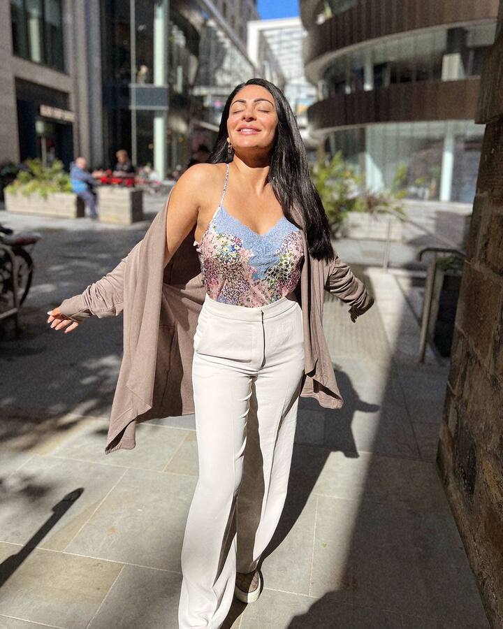 नीरू बाजवा को बतौर एक्ट्रेस साल 1998 में आई देवानंद की फिल्म 'मैं सोलह बरस की' में देखा गया था. पहली ही फिल्म से नीरू ने अपनी एक्टिंग का लोहा मनवाया और वो इंडस्ट्री पर छा गई.